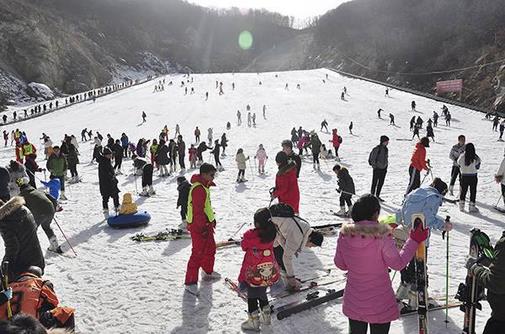 2017-2018冰雪季，我國冰雪旅游人數(shù)達(dá)到1.97億人次，冰雪旅游收入約3300億元